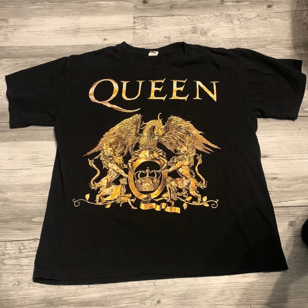 Mens size medium queen tee
